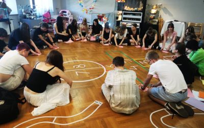 Klasa 1J z wizytą w kęckim muzeum na wystawie Stare zabawki